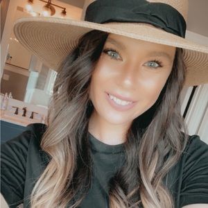 Meet your Posher, Larissa